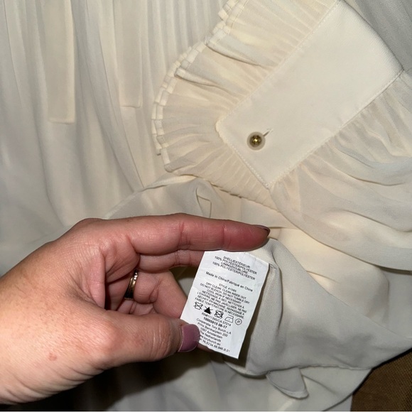 Tory Burch Meryl Ivory Pleated Chiffon Blouse Size 4
Excellente Condition - Picture 9 of 14